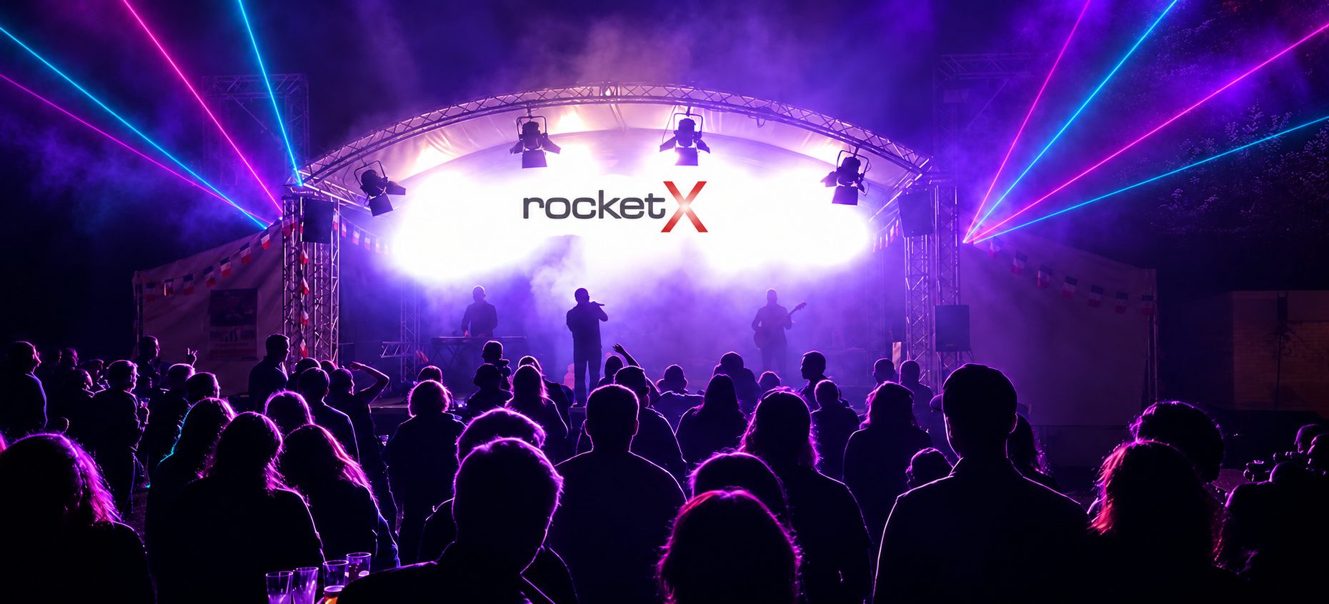 rocket-X Konzertbühne mit pinken und türkisen Lasern und dunklen Publikumssilhouetten